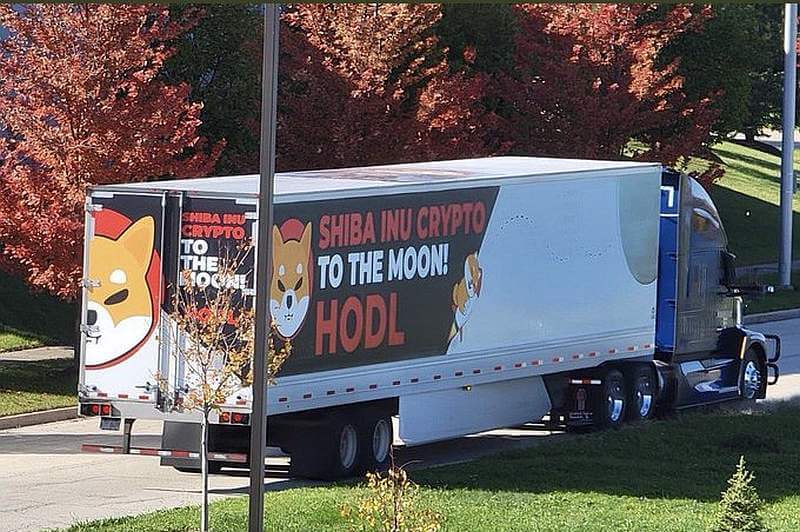 V různých zemích se objevily kamiony s nápisem „Shiba Inu to the moon“