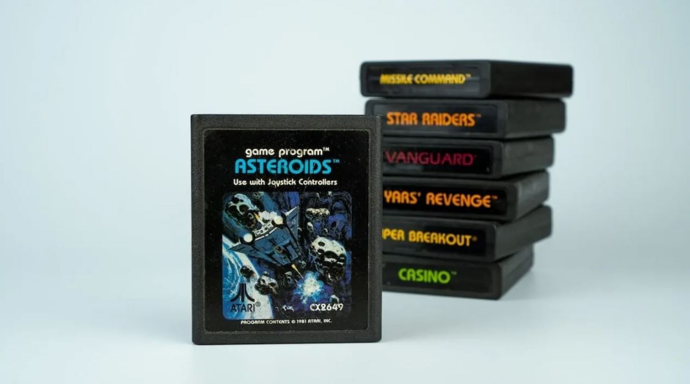 Atari přepisuje historii: P2E veze legendárních 'Asteroids' a 'Breakout' nově na Base Network!